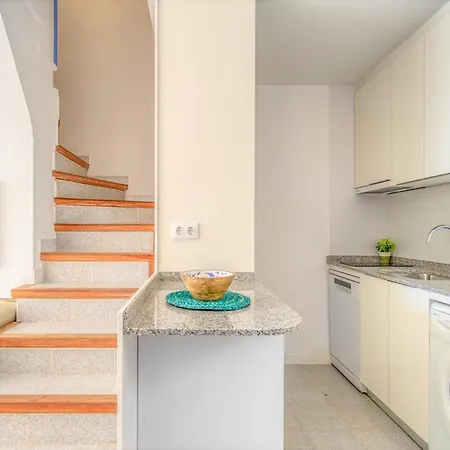 Townhouse In Near Platja De Canyelles 아파트