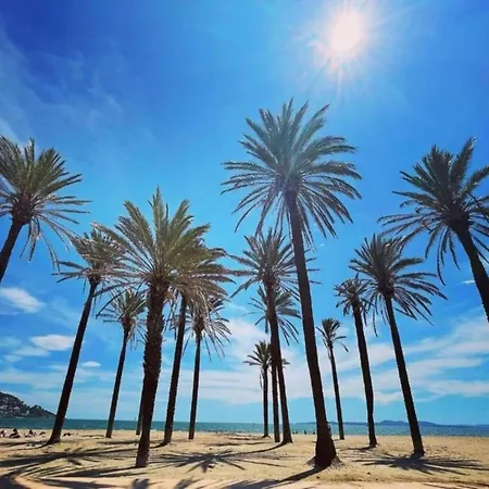 Townhouse In Near Platja De Canyelles 아파트 로지즈